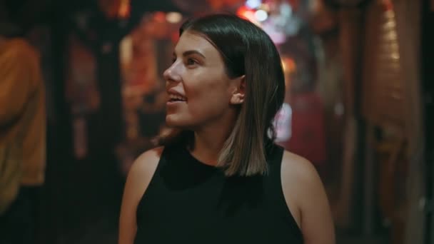 Vrolijke Mooie Spaanse Vrouw Vol Vertrouwen Poserend Glimlachend Kijkend Door — Stockvideo
