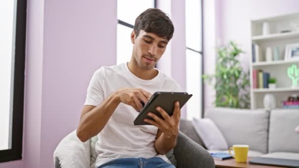 Usmívající Mladý Hispánec Užívá Nakupování Online Doma Sebevědomě Zvládá Touchpad — Stock video