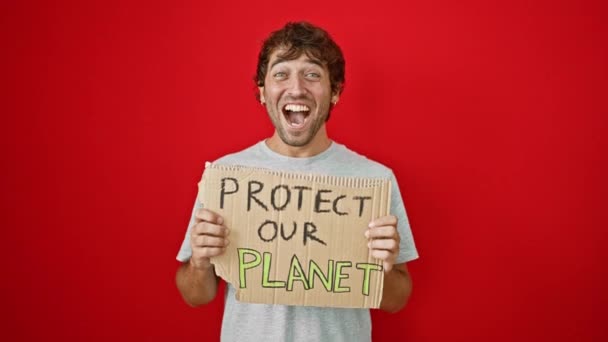 Захоплений Молодий Чоловік Тримає Прапор Захистити Нашу Планету Святкуючи Тріумф — стокове відео