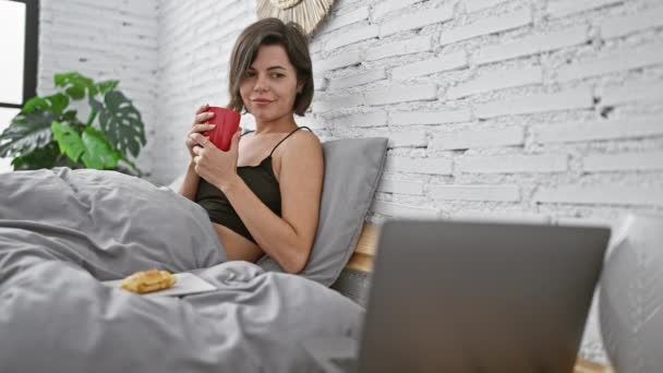 Femeie Hispanică Fericită Bucurându Încredere Dimineață Veselă Dormitorul Stând Pat — Videoclip de stoc