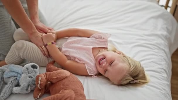 カカシアの母と娘のティックル フェスト ベッドに横たわり 多くの笑いを分かち合う ベッドの笑いの心温まるシーン — ストック動画