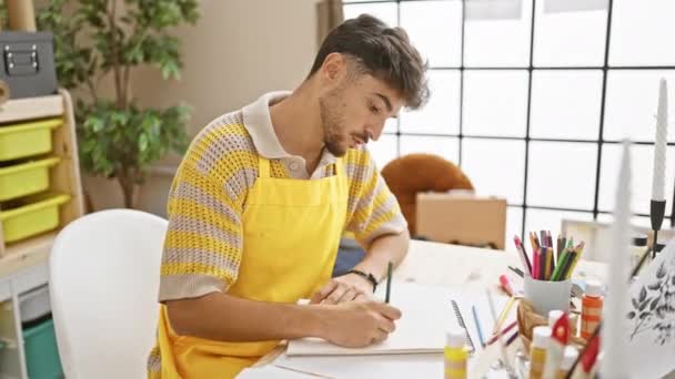 Stilig Ung Arabisk Man Hängiven Konstnär Helt Absorberad Att Teckna — Stockvideo