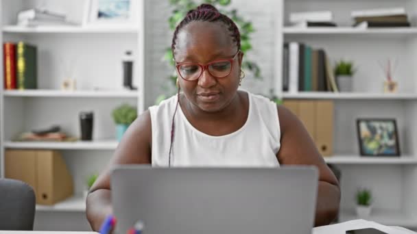 Εξαντλημένη Αφροαμερικανίδα Επιχειρηματίας Πλεξούδες Και Γυαλιά Αγχωμένη Από Την Εργασία — Αρχείο Βίντεο