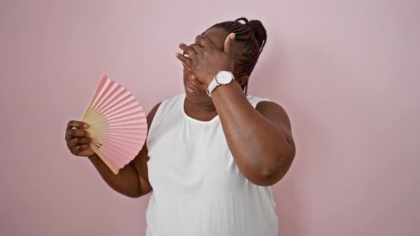 Africano Americano Mulher Usando Handfan Sofrimento Para Quente Sobre Isolado — Vídeo de Stock