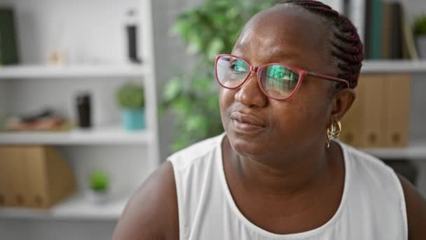 Fokuserad Afrikansk Amerikansk Affärskvinna Tänkande Framgångsrik Arbetare Funderar Idéer Kontorsrummet — Stockvideo