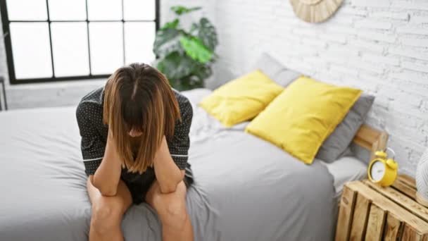 Mujer Hispana Agotada Joven Estresada Dormitorio Sentada Cama Con Expresión — Vídeos de Stock