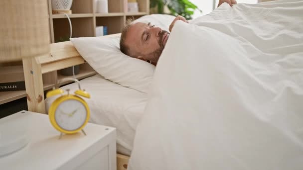 Uykusuzluktan Muzdarip Yorgun Genç Bir Adam Yatakta Yatıyor Stres Yüzünden — Stok video