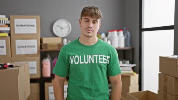 Χαμογελώντας Νεαρός Ισπανόφωνος Εθελοντής Στο Φιλανθρωπικό Κέντρο Δίνοντας Αντίχειρες Επάνω — Αρχείο Βίντεο