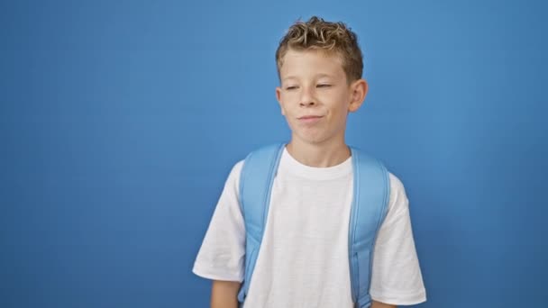 Schattige Blonde Jongen Een Zelfverzekerde Student Grijnzend Met Puur Geluk — Stockvideo