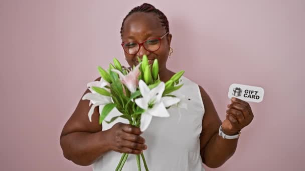 Mulher Americana Africana Confiante Alegremente Cheirando Buquê Flores Sobre Fundo — Vídeo de Stock