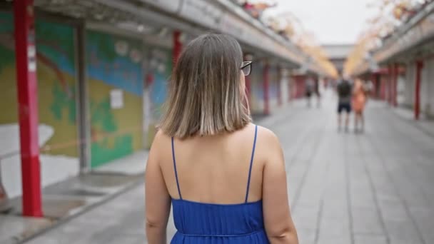 Urzekający Widok Piękna Latynoska Kobieta Okularach Zanurzona Kulturze Tokios Spaceruje — Wideo stockowe