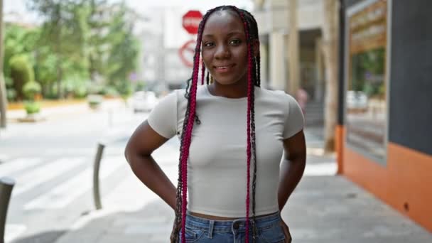 Красива Афроамериканка Сміється Приносячи Радість Міській Вулиці Впевненою Посмішкою Випадковим — стокове відео