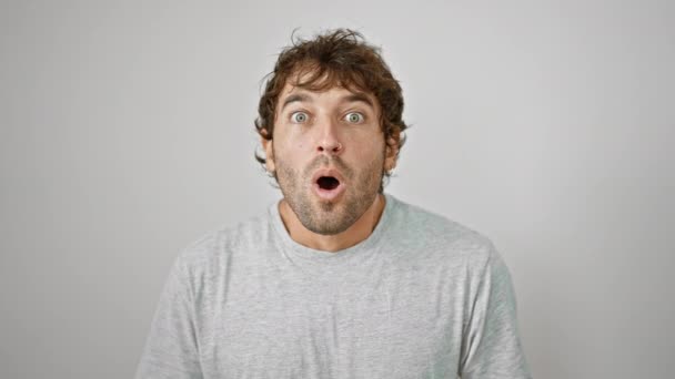 Fantastisk Ung Man Shirt Med Chockad Ansiktsuttryck Visar Rädsla Och — Stockvideo