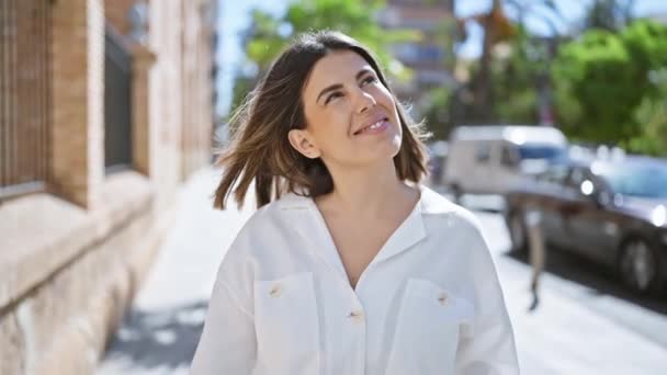Sokakta Gülümseyen Genç Güzel Spanyol Kadın — Stok video