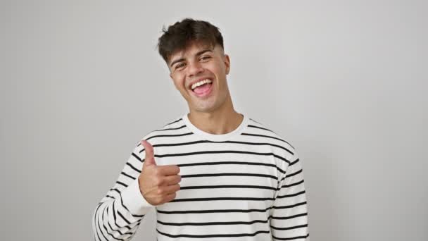 Çizgili Neşeli Genç Spanyol Bir Adam Mükemmel Bir Onay Işareti — Stok video