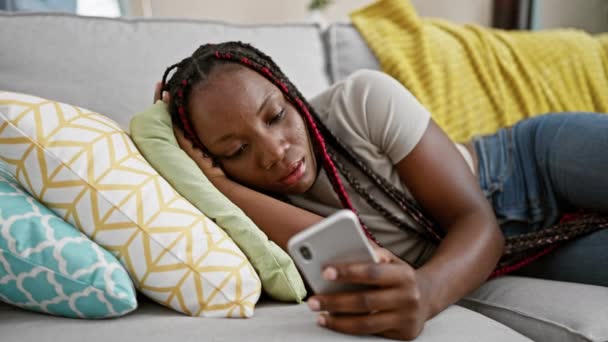 Wyczerpana Afroamerykanka Kończąca Rozmowę Telefoniczną Gotowa Spać Wygodnej Sofie Domu — Wideo stockowe