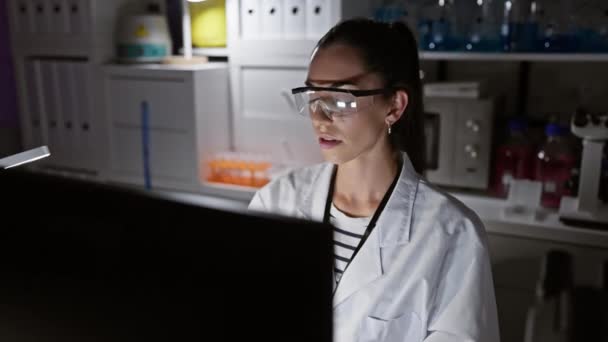 Ledsam Men Vacker Ung Latinamerikansk Kvinna Vetenskapsman Labbrock Bär Glasögon — Stockvideo