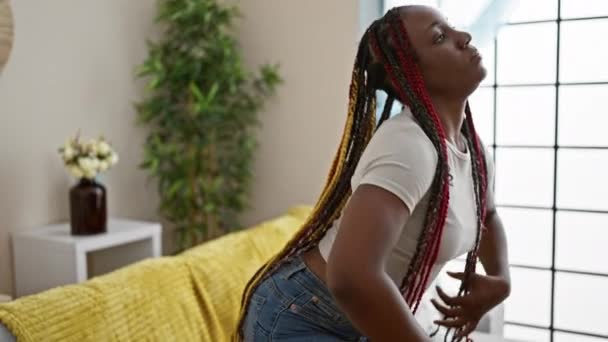 Mujer Afroamericana Estirando Brazos Sentada Sofá Relajada Casa — Vídeos de Stock