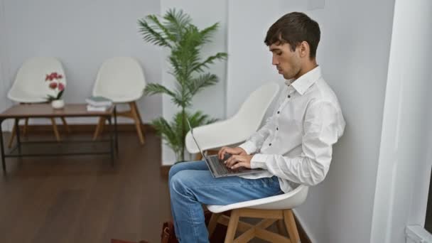 Bonito Jovem Hispânico Absorvido Negócios Sérios Laptop Sentado Cadeira Movimentada — Vídeo de Stock