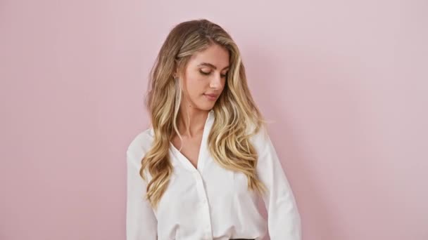 Zelfverzekerde Jonge Blonde Vrouw Shirt Staande Klaar Geïsoleerde Roze Achtergrond — Stockvideo