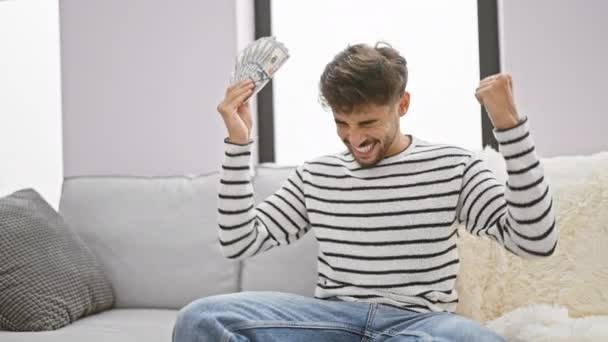 Joyful Jovem Árabe Homem Dinheiro Mão Desfrutando Momento Vitória Seu — Vídeo de Stock
