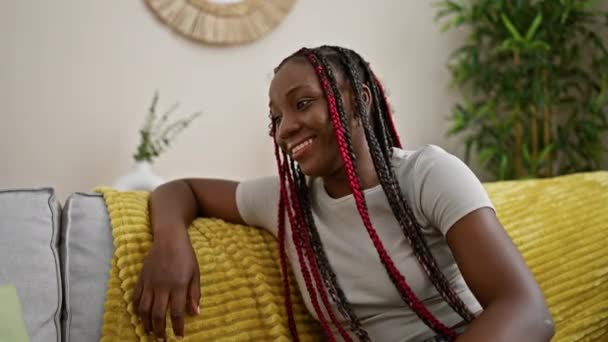 Sebevědomá Afro Americká Žena Odpočívající Útulné Pohovce Povzbuzující Pokoji Svým — Stock video