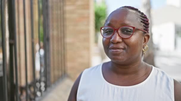 Mulher Americana Africana Confiante Rua Urbana Irradiando Alegria Positividade Seu — Vídeo de Stock