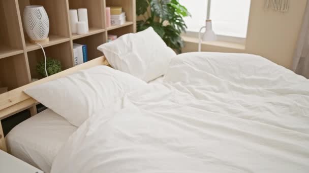 Yorgun Genç Bir Adam Rahat Bir Yatak Odasına Doğru Batıyor — Stok video