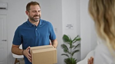 Yakışıklı sakallı adam paketi eve teslim ediyor..