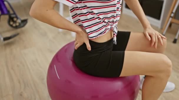 Молодая Женщина Упражняется Розовый Мяч Фитнес Комнате Яркой Физической Терапии — стоковое видео