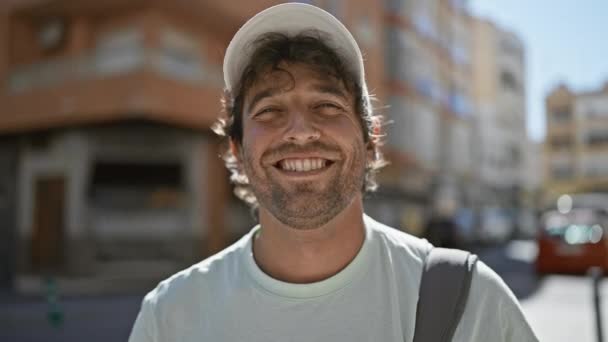 Portretul Unui Hispanic Zâmbitor Ochi Verzi Barbă Stând Stradă Urbană — Videoclip de stoc