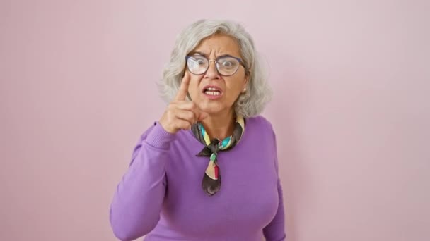 Mulher Meia Idade Furiosa Cabelos Grisalhos Espectaculares Apontando Dedo Acusando — Vídeo de Stock