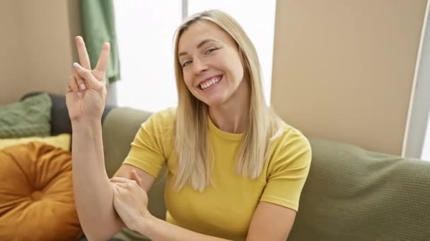 Blonde Bombshell Tee Beaming Pizzazz Young Woman Winking Flashes Friendly — Stock Video