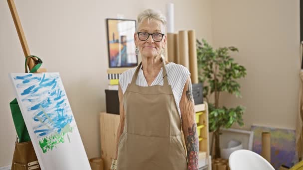 Smiling Grey Haired Senior Woman Artist Standing Relaxed Crossed Arms — Stock Video