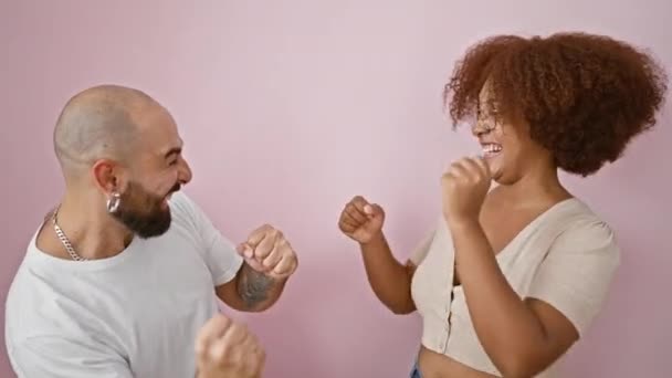 Joyous Belo Casal Celebrando Amor Juntos Confiante Sobre Fundo Rosa — Vídeo de Stock