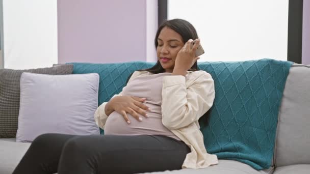 Stralende Jonge Zwangere Vrouw Verdiept Het Luisteren Naar Schattige Voice — Stockvideo
