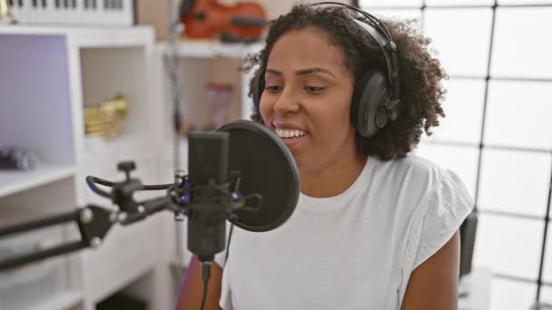 African American Woman Singing Home Music Studio — Stock Video
