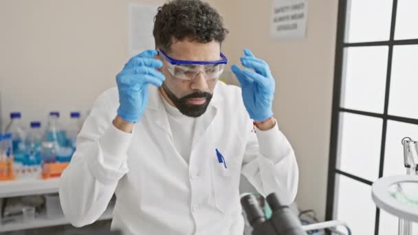Homem Focado Óculos Laboratório Realiza Pesquisas Com Microscópio Laboratório Moderno — Vídeo de Stock