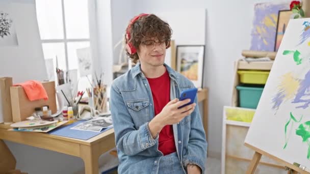Joven Elegante Con Pelo Rizado Gafas Usando Teléfono Inteligente Usando — Vídeo de stock