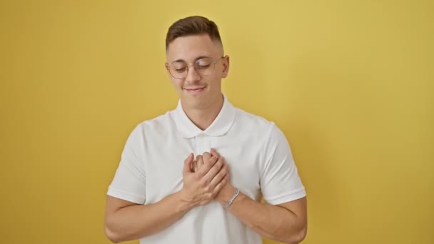 Joven Hombre Hispano Alegre Agradecido Radiante Orgullosamente Mostrando Gesto Corazón — Vídeo de stock