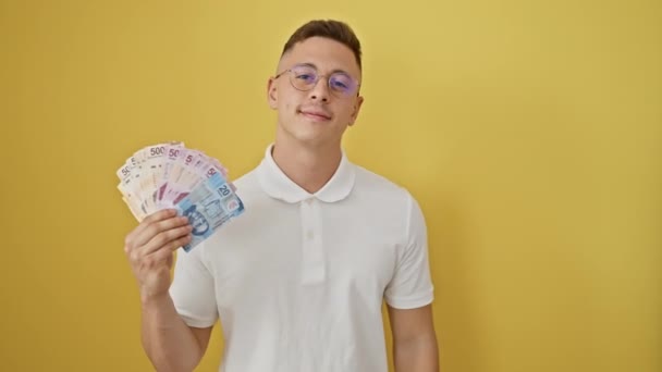 Alegre Joven Hispano Número Uno Mostrando Billetes Peso Radiante Señalando — Vídeos de Stock