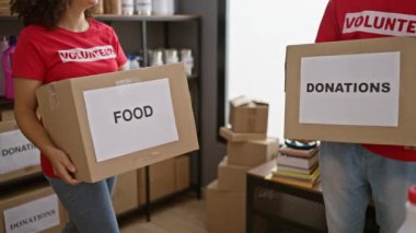 Gülümseyen adam ve kadın gönüllü olarak toplum hayır kurumuna bağış yapıyor.