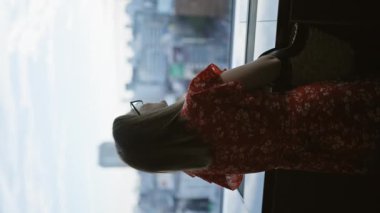 Gözlüklü güzel İspanyol iş kadını Japonya 'nın şehir siluetinin gökdelen penceresinden büyüleyici şehir manzarası