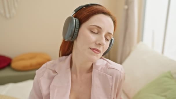 Een Serene Jonge Vrouw Geniet Van Muziek Met Koptelefoon Ontspannen — Stockvideo