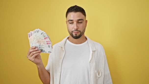 Шокований Молодий Арабський Чоловік Бородою Тримає Банкноти Uae Вражений Вираженням — стокове відео