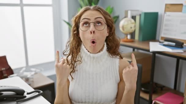 Office Amazed Young Beautiful Woman Working Joy Looks Surprise Pointing — Stock Video