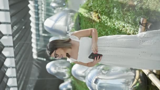 Prachtige Spaanse Vrouw Met Een Bril Ondergedompeld Futuristische Tech Art — Stockvideo