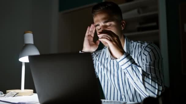 Trött Ung Man Med Huvudvärk Arbetar Sent Laptop Svagt Upplyst — Stockvideo