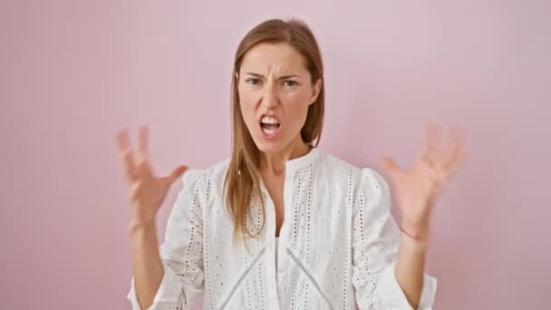 Wütende Junge Frau Verrückt Geworden Schreit Mit Erhobenen Armen Und — Stockvideo