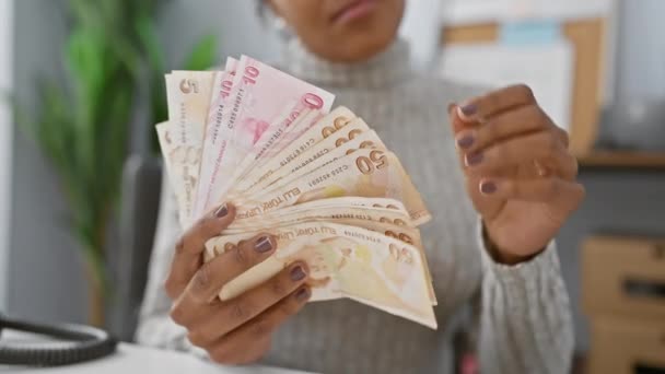 Afroamerikanerin Hält Türkische Lira Arbeitsplatz Der Hand Und Präsentiert Finanzen — Stockvideo